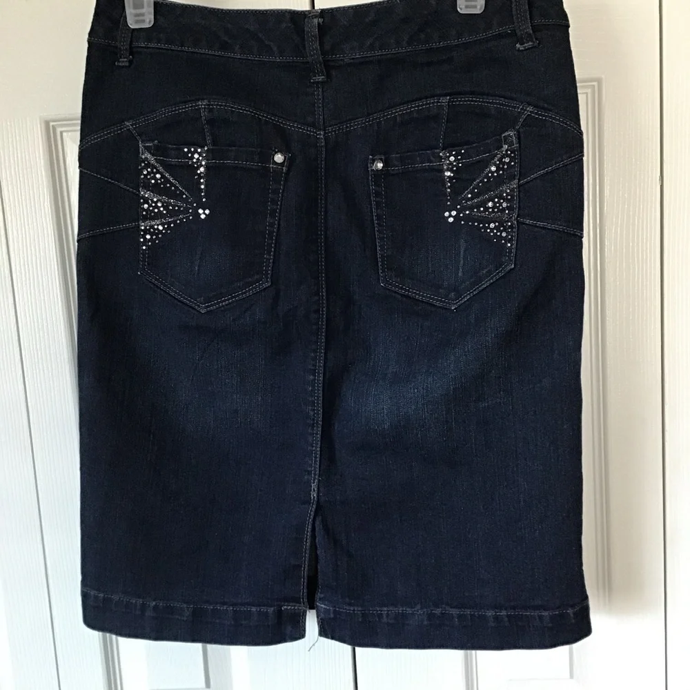 Style & Co 5 Pocket Denim Skirt with Back Rhinestone Pockets Size 4 - Picture 2 of 4